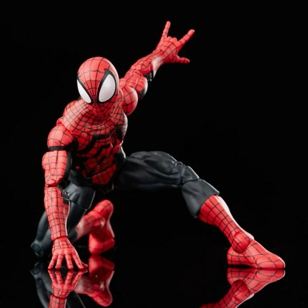 Marvel Spider-Man Dynamic Action Figure - Red and Black